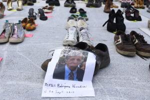 Cientos de zapatos adornan Capitolio en San Juan por muertos por ciclón María