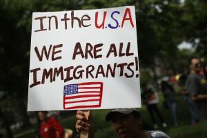 Un manifestante muestra un cartel durante un evento contra las políticas migratorias del presidente Donald Trump en mayo de 2017 en Washington DC.