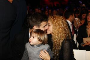 Shakira y Piqué con Milan y Sasha en una entrega de premios.