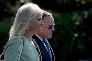 Tanto Kellyanne Conway, asistente del presidente, como Sean Spicer, secretario de prensa, cobran 179,700 dólares al año.