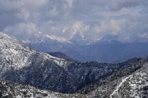 Los condados de San Bernardino y Riverside recibieron hasta un pie de nieve