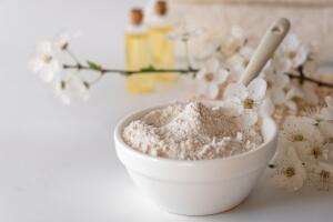 arcilla-blanca-en-recpiente-blanco.jpg