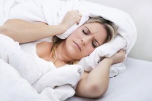mulher-dorme-raiva-insonia.jpg