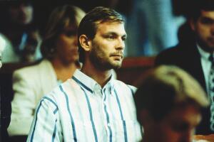jeffrey-dahmer-serie-netflix-asesino-serie-fotos.jpg