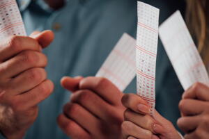 Dos boletos ganadores de Powerball en Nueva York se llevan $150,000 en premios.