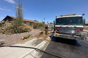 Rescatan a dos personas de una casa en llamas en Phoenix