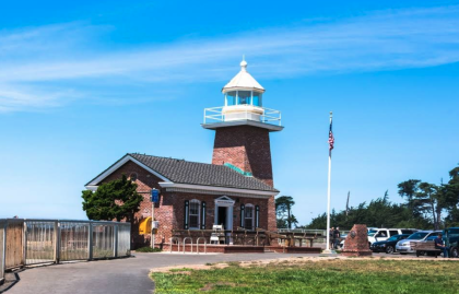 <b><a href="http://www.cityofsantacruz.com/government/city-departments/parks-recreation/facilities/surfing-museum" target="_blank">Santa Cruz Surfing Museum </a></b>es otro lugar que no puedes dejar de visitar en la costa central de California.
<b>Ubicado en un faro sobre un acantilado, este museo rinde honor a la ciudad donde por primera vez se introdujo el surf en Estados Unidos.</b> En 1885, tres surfistas de Hawai deslumbraron a los lugareños al surfear tablones redwood reutilizados. El museo está lleno de tablas de surf antiguas, incluida una mordida por un tiburón, y otros recuerdos curiosos.
<br>
<b>Está abierto entre 10 am y 5pm. Cierra los días miércoles</b>.