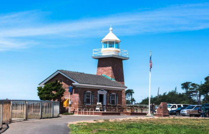 <b><a href="http://www.cityofsantacruz.com/government/city-departments/parks-recreation/facilities/surfing-museum" target="_blank">Santa Cruz Surfing Museum </a></b>es otro lugar que no puedes dejar de visitar en la costa central de California. 
<b>Ubicado en un faro sobre un acantilado, este museo rinde honor a la ciudad donde por primera vez se introdujo el surf en Estados Unidos.</b> En 1885, tres surfistas de Hawai deslumbraron a los lugareños al surfear tablones redwood reutilizados. El museo está lleno de tablas de surf antiguas, incluida una mordida por un tiburón, y otros recuerdos curiosos.
<br>
<b>Está abierto entre 10 am y 5pm. Cierra los días miércoles</b>.