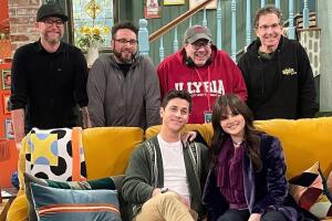 Selena Gomez con el elenco de la secuela de 'Los hechiceros de Waverly Place'
