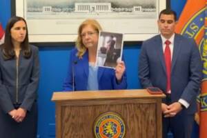 Maestro de música es acusado de asesinar a su cuñada en Long Island; practicó cómo asfixiarla.