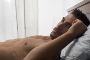 Saiba por que dormir sem roupa pode fazer bem para a saúde do homem