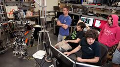 Hispanos avanzan en la obtención de títulos en tecnología pero aún les falta mucho para alcanzar a otros grupos