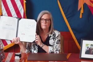Gobernadora Katie Hobbs veta propuesta de ley anti-inmigrante SB 1231