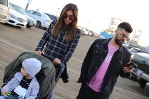 En fotos: Alejandra Espinoza de paseo por Santa Mónica con Matteo