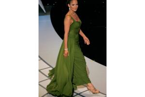 jennifer-lopez-oscar-look-verde-olivo.jpg