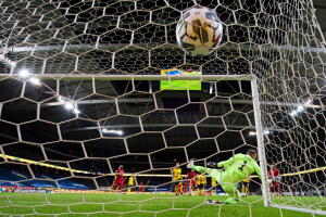 El delantero portugués Cristiano Ronaldo anotó en un tiro libre sobre el portero sueco Robin Olsen, su gol número 100 para Portugal, durante el partido de fútbol de la Liga de Naciones de la UEFA entre Suecia y Portugal el 8 de septiembre de 2020 en Solna, Suecia.
