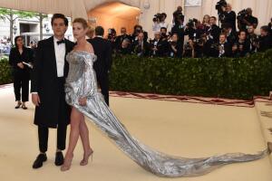 Cole Sprouse y Lili Reinhart en la Met Gala 2018