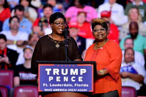 Las blogueras 'Diamond and Silk' durante un evento de campaña de Trump en Florida en agosto de 2016.