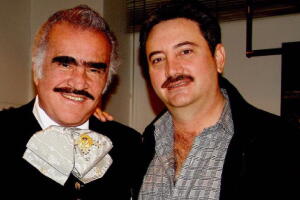 Hijo de Vicente Fernández dice que ve a su padre "muy cansado", pero "le echa ganas"