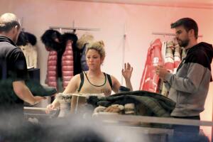 PREMIUM EXCLUSIVE Pregnant Shakira Covers Up Her Burgeoning Baby Bump