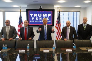Trump durante su encuentro con agentes de la Patrulla Fronteriza. A su derecha, Arturo del Cueto.