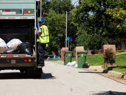 <b>Puesto 20. Recolectores de basura y material reciclable.</b> Ganaron en promedio 27,508 dólares en 2018. La mayoría de los otros trabajos de esta lista están ocupados principalmente por mujeres, pero más del 87% estos empleados, unos 63,000 en EEUU, son hombres.