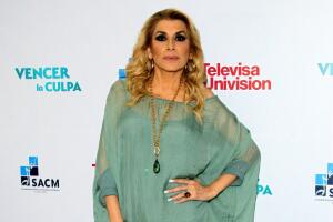La cantante fue hospitalizada tras presentar intensos dolores. Un "tumor en el riñón" sería la causa.