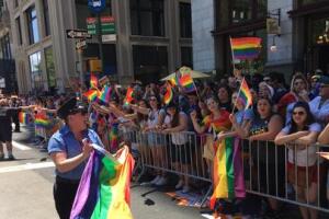 Un hombre de 44 años se encontraba en la Sexta Avenida de Nueva York, a las 4 de la madrugada, cuando de repente un desconocido comenzó a golpearle mientras gritaba declaraciones homofóbicas. La víctima de la agresión, quien esperaba un autobús para ir a la casa, estaba usando un andador que tenía una calcomanía que apoyaba a la comunidad LGBTQ. 