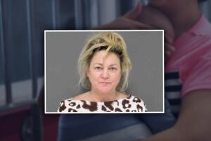 Mujer intenta comprar un bebé a su madre