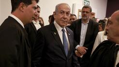 Benjamin Netanyahu testifica por primera vez en un juicio por corrupción que ha intentado evitar a toda costa: ¿de qué lo acusan?