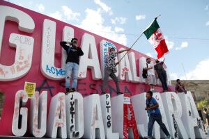 Veinte detenidos y dos patrullas quemadas en protestas contra abuso policial en México