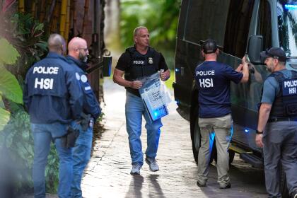 Los fiscales acusan a Combs de liderar una “empresa criminal” que forzaba a mujeres —incluida su exnovia, la cantante Cassie— a participar en maratones sexuales que él denominaba “freak offs”. <br> <br>Agentes federales registraron sus residencias en Los Ángeles y Miami Beach el 25 de marzo de 2024.