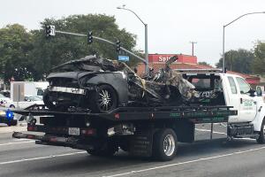Choque mortal por carrera de autos en Anaheim