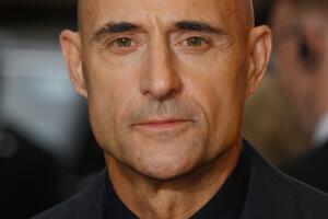 Mark Strong como Carmine Falcone en el elenco de El Pinguino