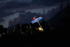Equipos de rescate buscan sobrevivientes entre escombros tras sismos en La Guaira