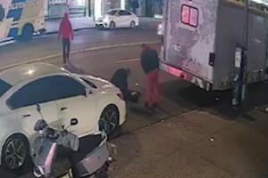 Identifican a mujer apuñalada frente a un bar en El Bronx; policía busca al agresor.