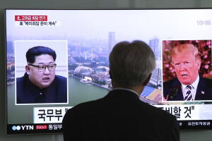 Un televisor muestra los rostros del presidente Donald Trump, y el líder de Corea del Norte, Kim Jong Un, en una estación de tren en Seúl, Corea del Sur. 