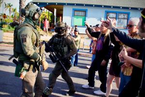 Manifestantes increpan a los agentes federales por el operativo en San Diego