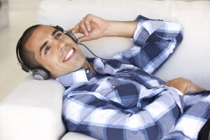 homem-ouvir-musica-headphone.jpg
