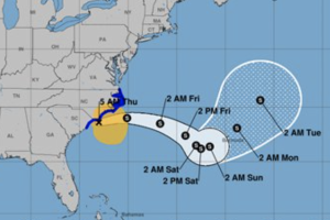 Idalia se mueve al este, sus impactos disminuyen este jueves