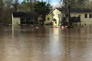 Deweyville, Texas se encuentra bajo el agua