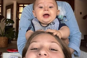 Irán Castillo con sus dos hijos 