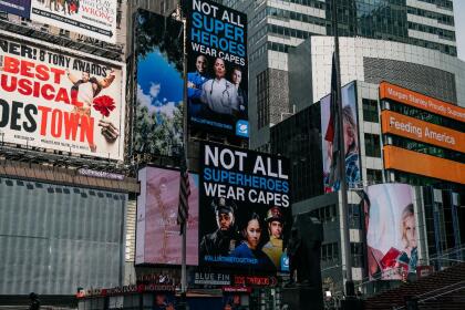 Coronavirus: carteles publicitarios del Times Square se llenan de mensajes de apoyo a los trabajadores esenciales 45 "No todos los superhéroes llevan capas".