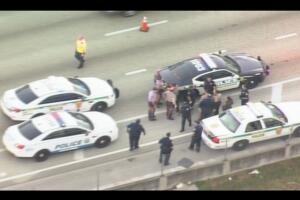 Mujer patea ventanilla de patrulla policial