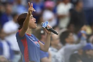 Nezza canta el himno de EE. UU. en español en el Ayuntamiento de Los Ángeles