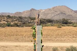 Lateral del pequeño muro fronterizo anti-Trump en California