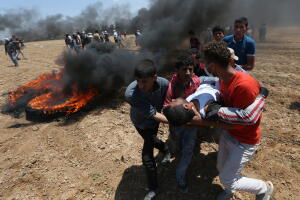 Uno de los heridos del enfrentamiento en la frontera de Gaza e Israel, trasladado por los propios manifestantes.