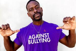 El actor Sterling K. Brown por su parte comentó: " Juntos, vamos a vestir de morado. Juntos, declaremos... Que está bien ser quien eres, sin importar tu origen, raza, religión, orientación sexual o identidad de género. Juntos, celebremos #SpiritDay".