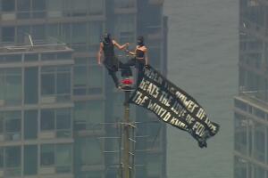 Pareja que escaló el Empire State Building enfrenta múltiples cargos tras propuesta de matrimonio.