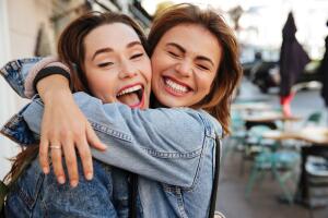 amigas-abrazo-amistad.jpg